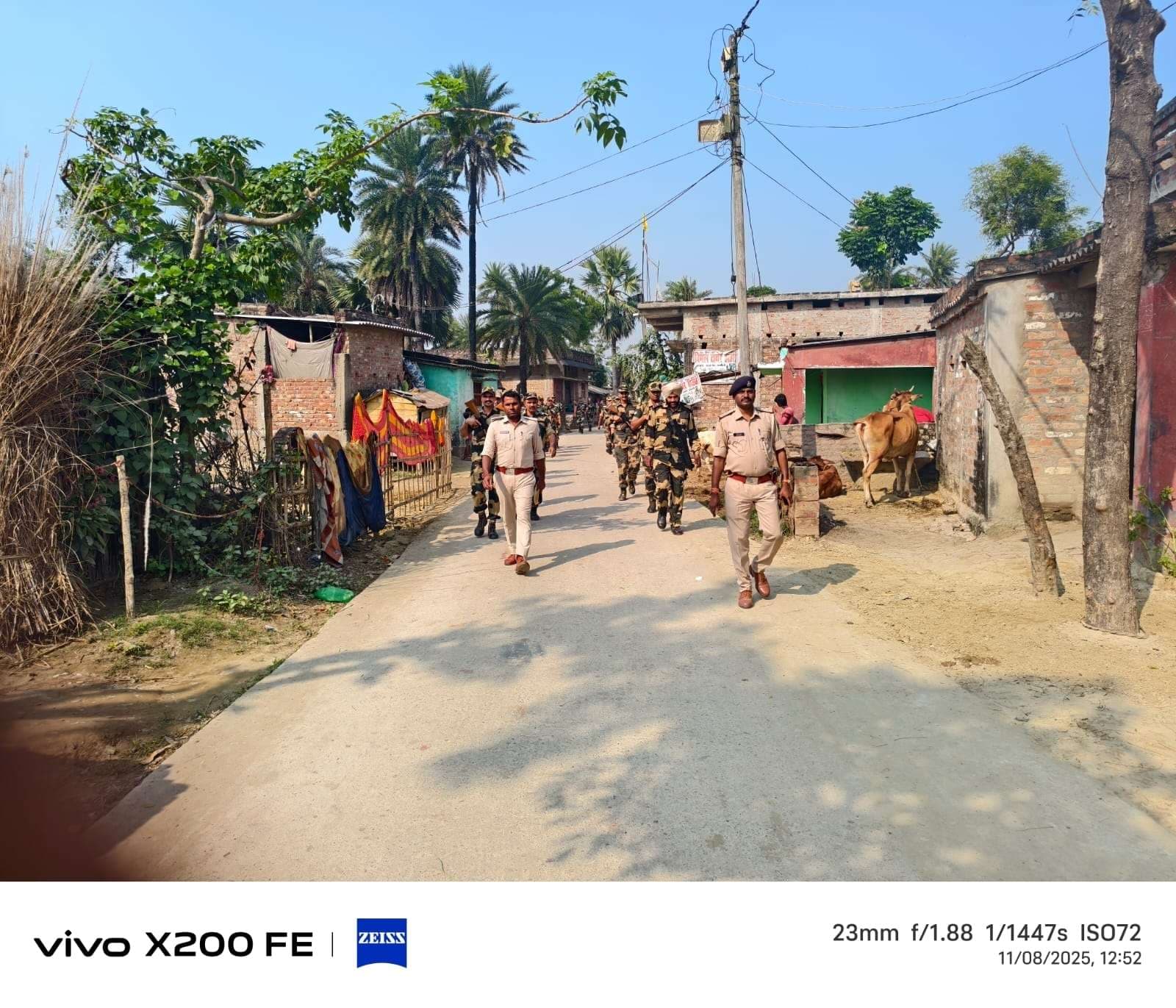 Madhubani News : संवेदनशील पंचायतों में पुलिस ने किया फ्लैग मार्च