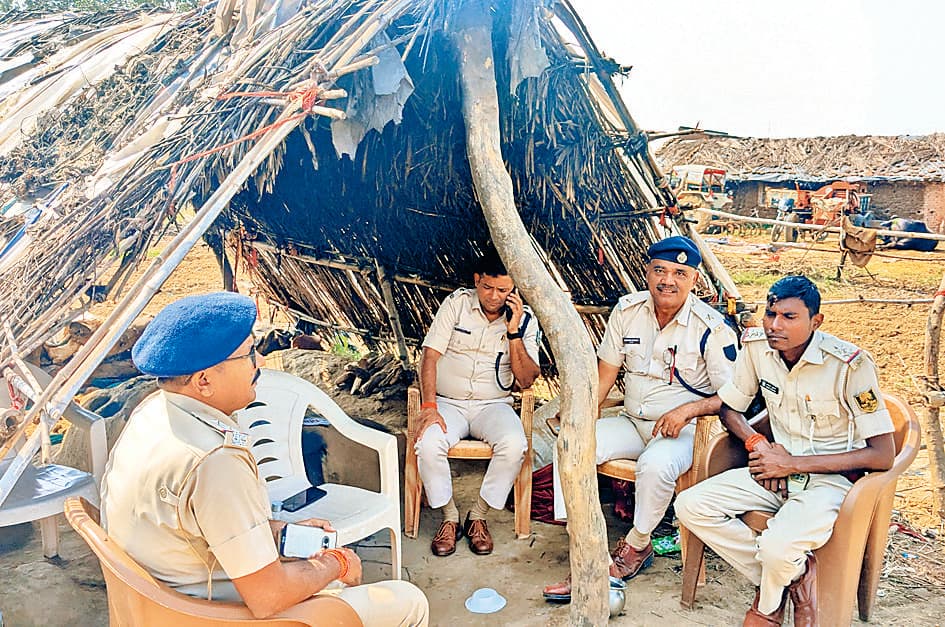 Bhojpuri News : झड़प के बाद गांव में मजिस्ट्रेट और पुलिस बल तैनात