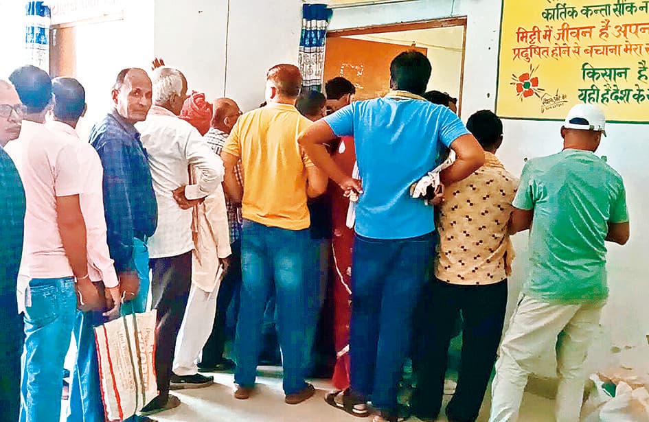 Bhojpuri News : चना बीज वितरण में धांधली का डीलर पर लगाये आरोप