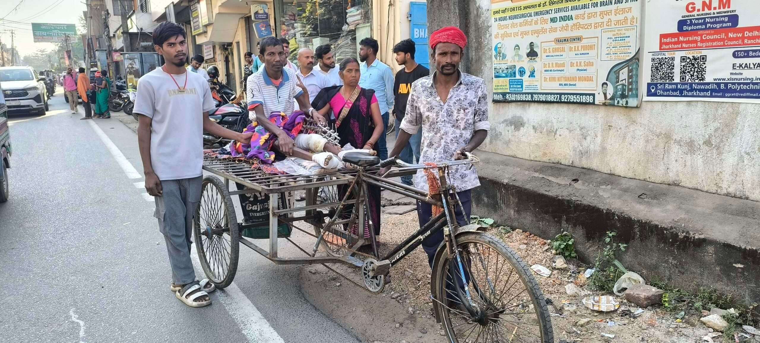 Giridih News :शर्मनाक : नर्स ने मरीज से छीनी व्हीलचेयर, ठेला पर ले गये परिजन