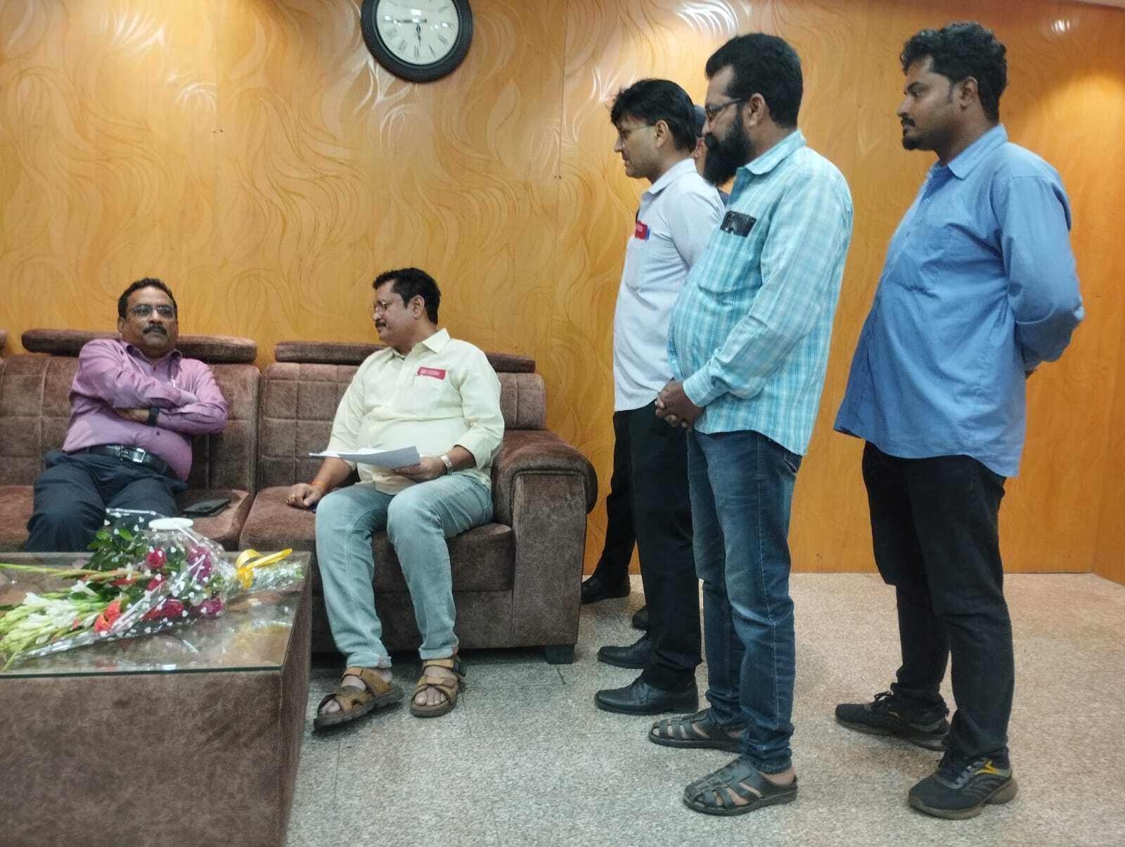 Chaibasa News : चक्रधरपुर में टीएलसी का काम लिपिकों से लिये जाने पर मेंस यूनियन का विरोध