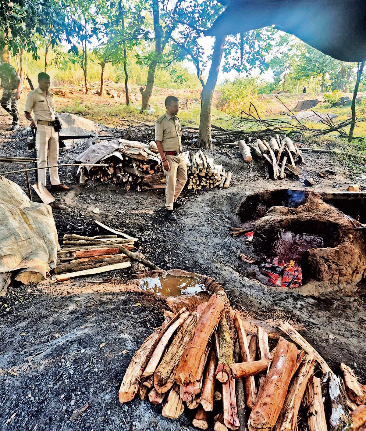 Seraikela Kharsawan News : महादेवपुर व पदमपुर में शराब भट्ठी ध्वस्त, दो लोगों पर केस दर्ज