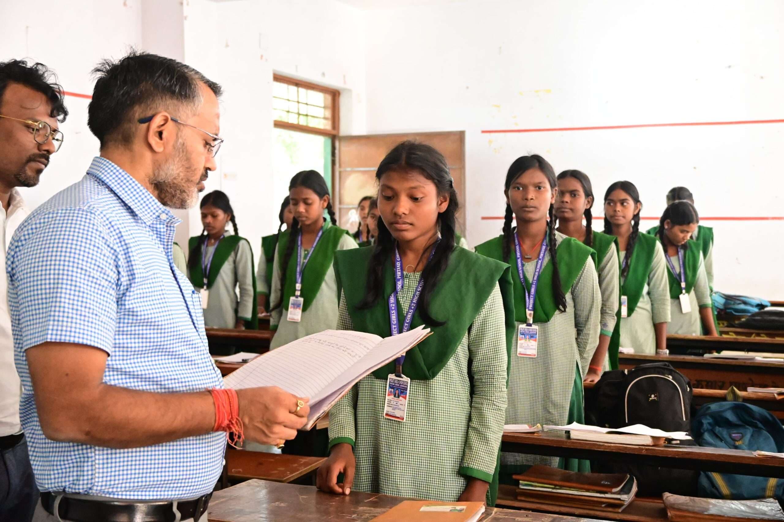 Giridih News :डीसी ने पालगंज के एकलव्य आवासीय समेत अन्य विद्यालयों का किया निरीक्षण