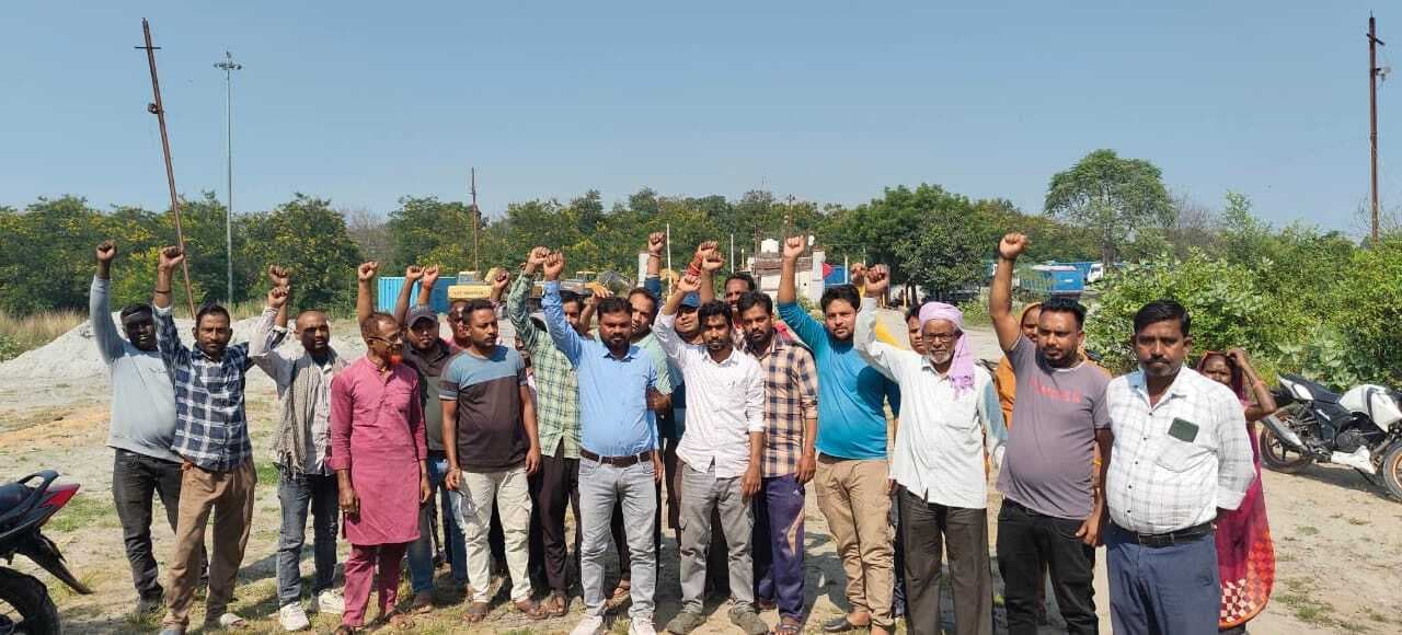 Bokaro News : बकाया मजदूरी की मांग को लेकर प्रदर्शन