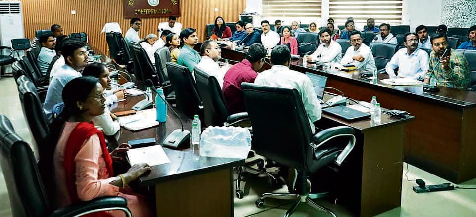 Chaibasa News : गरीब बच्चों के विकास के लिए बाल संरक्षण योजना से जोड़ें : डीसी