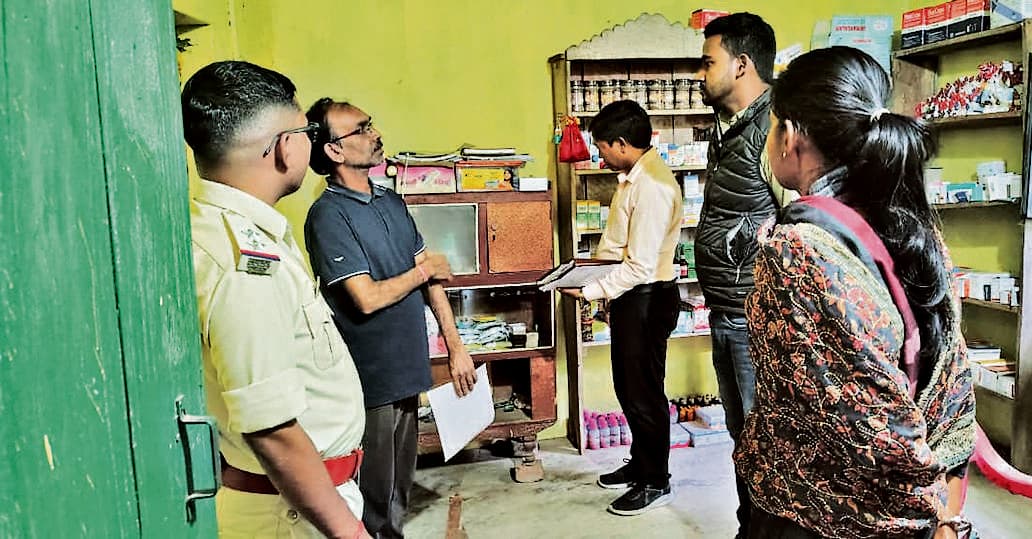 Seraikela Kharsawan News : बिना रजिस्ट्रेशन के चल रहा था पूनम क्लिनिक, प्रशासन ने किया सील