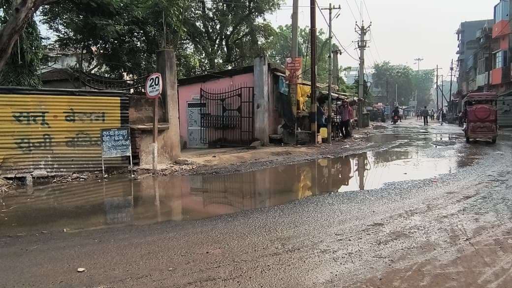 सड़क पर बह रहा नल-जल योजना का पानी