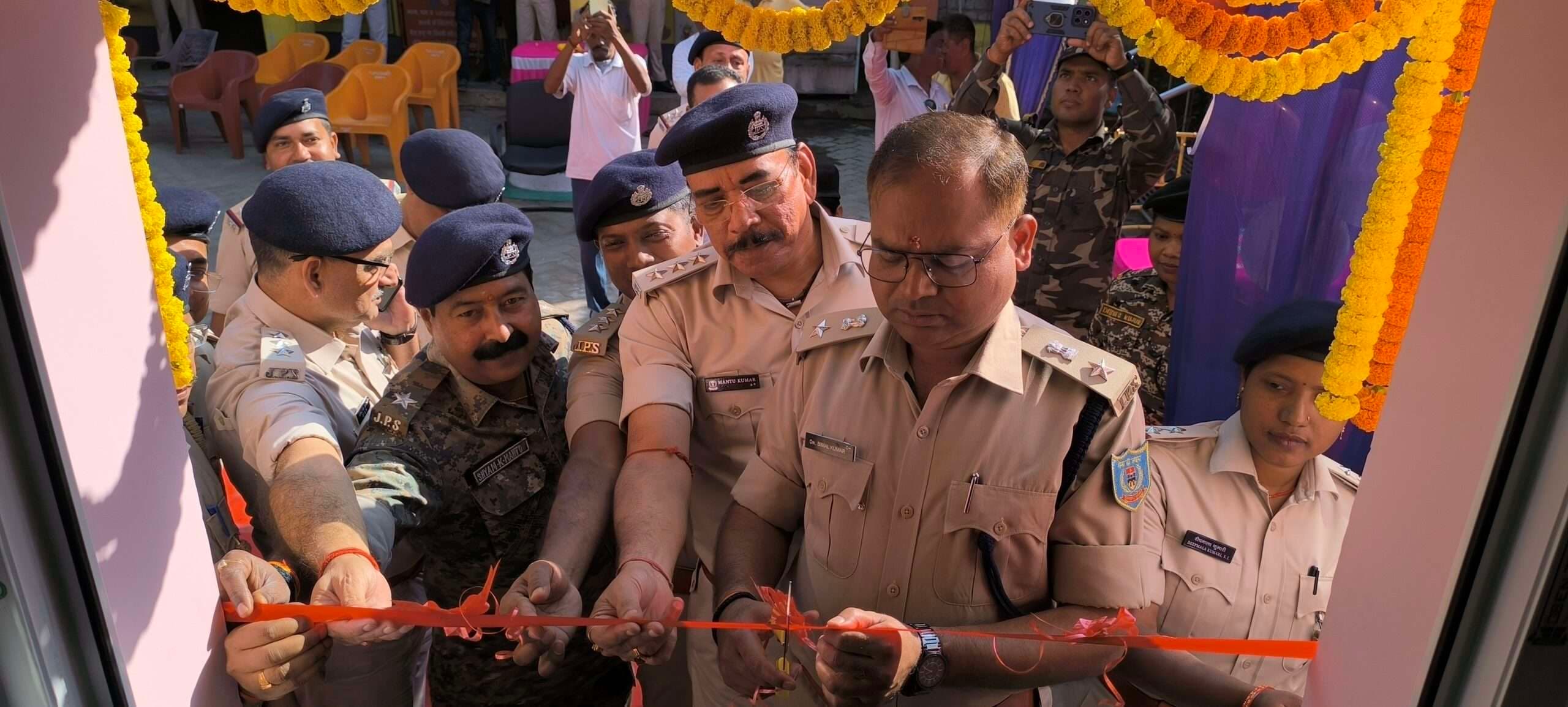 Giridih News :महिला थाना परिसर में स्वागत कक्ष का का उद्घाटन