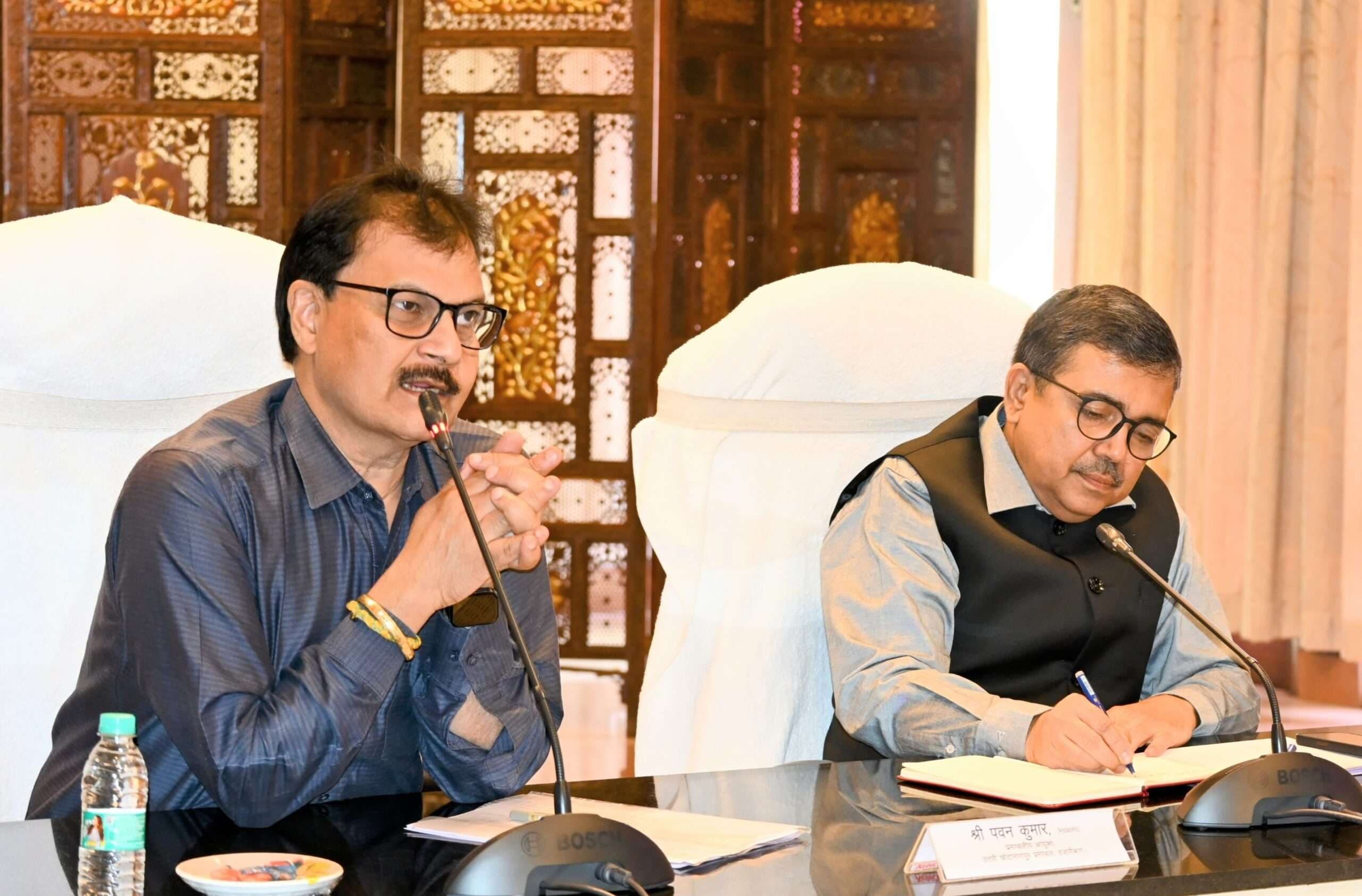 Bokaro News: समय सीमा के अंदर करें लंबित मामलों का निस्तारण : आयुक्त