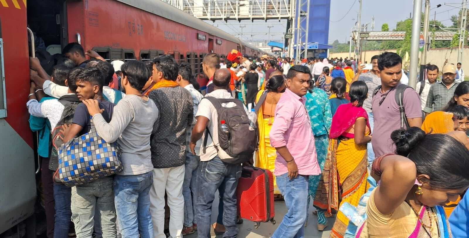 त्योहार व चुनाव खत्म होने के बाद बाहर जाने लगे परदेशी, जनरल बोगी में भी नहीं मिल रही जगह