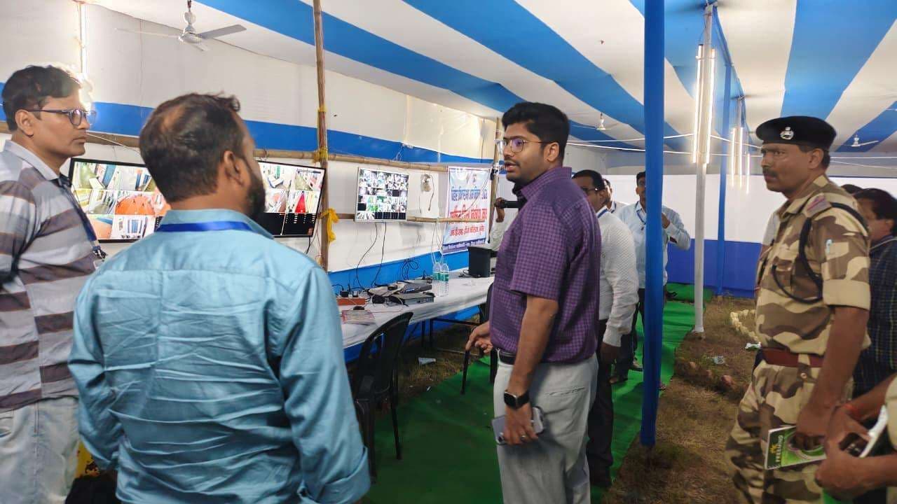 डीएम ने किया वज्रगृह का निरीक्षण