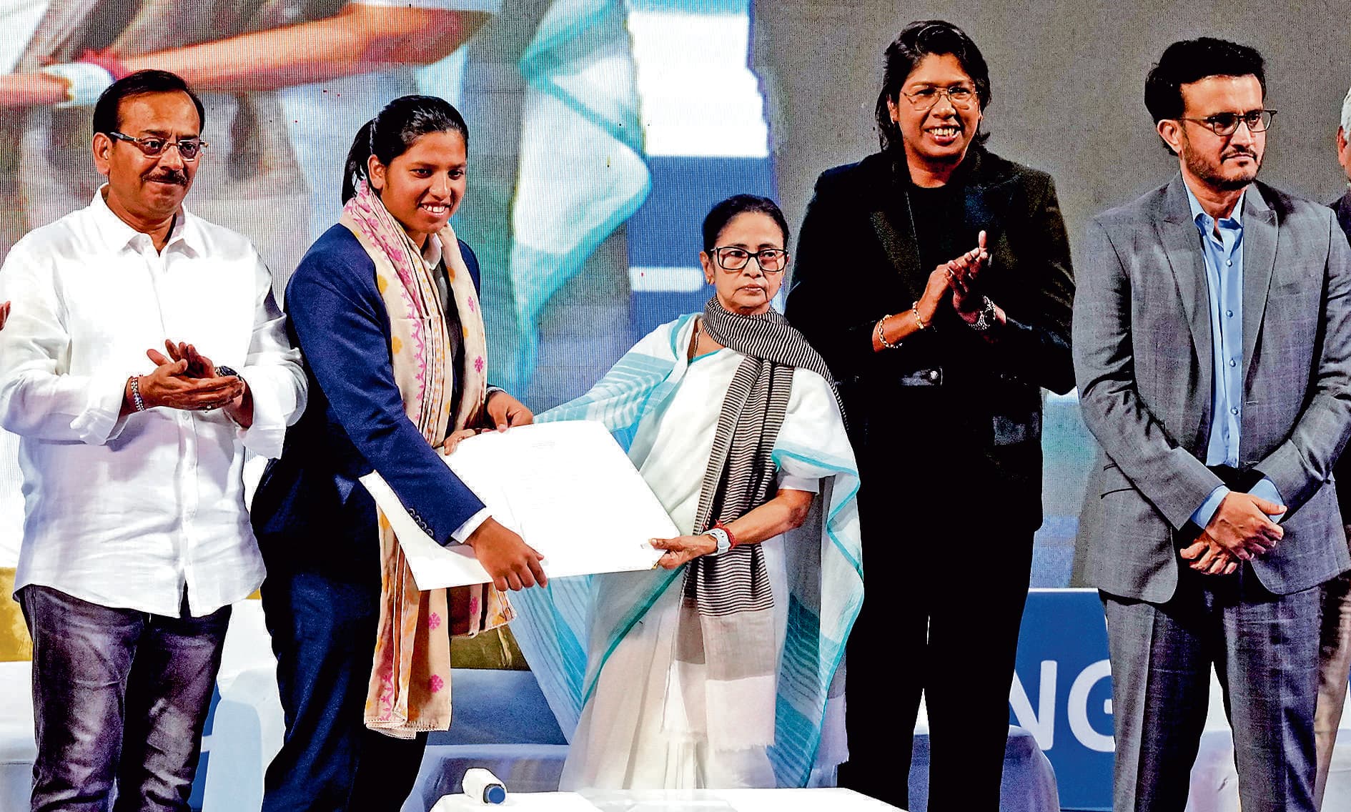 महिला क्रिकेटर ऋचा घोष को मिला ‘बंग भूषण’ अवॉर्ड