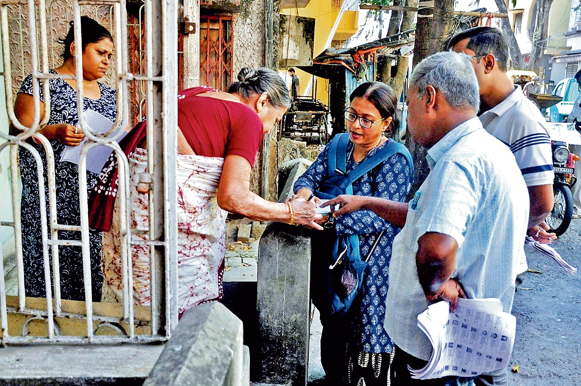 घर-घर जाकर गणना फॉर्म नहीं देने वाले बीएलओ के खिलाफ होगी कार्रवाई