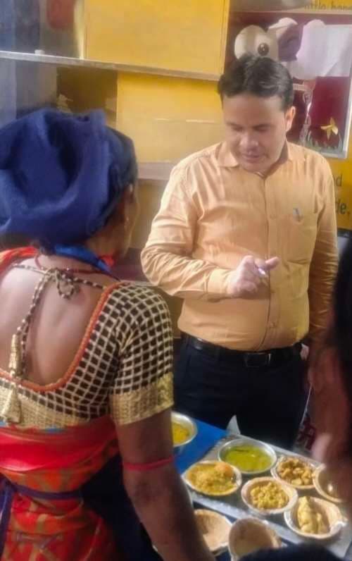 Dhanbad News: जिला स्तरीय कूकिंग प्रतियोगिता में गीता देवी बनीं विजेता