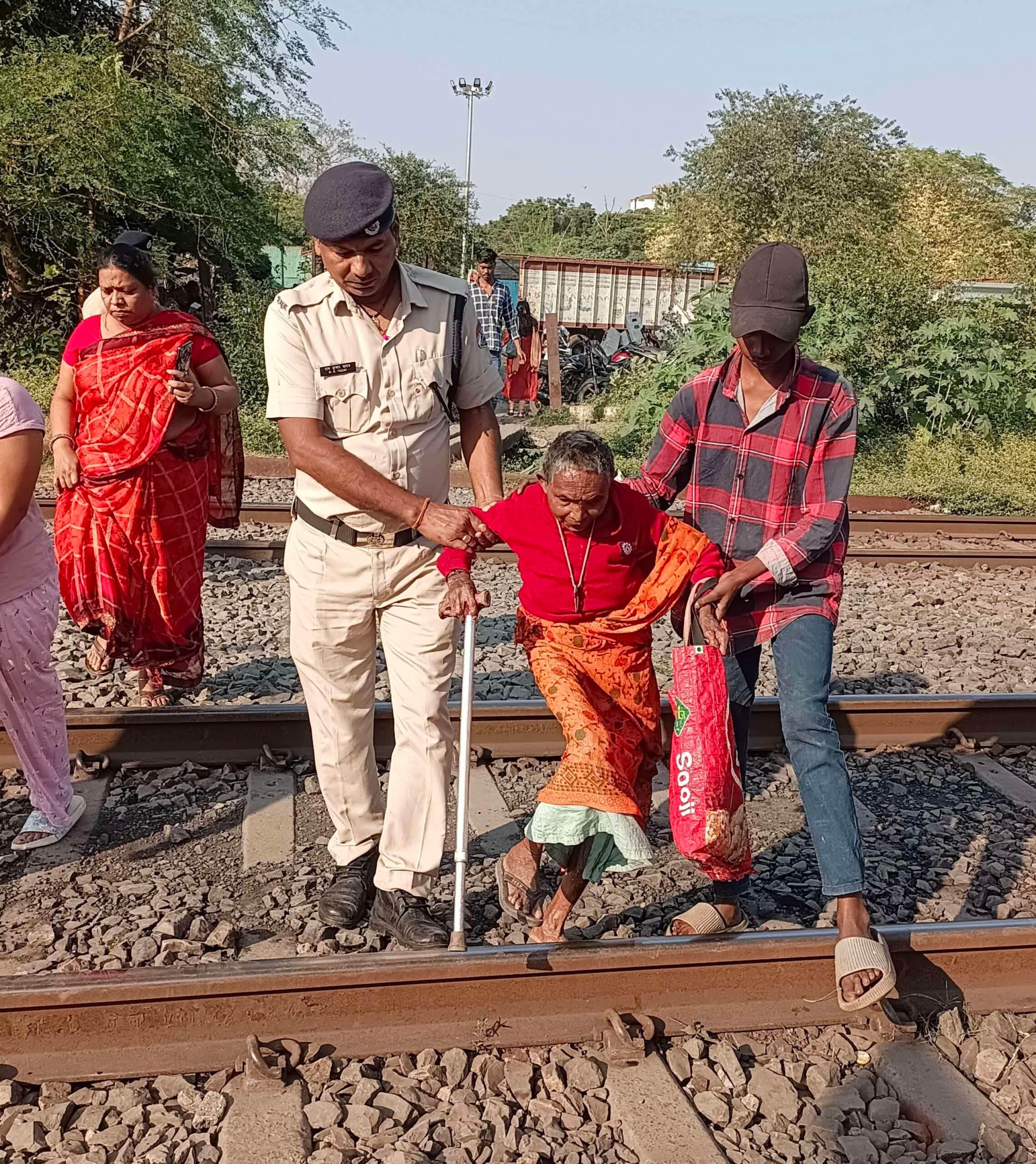 Dhanbad News: जान-जोखिम में डाल ट्रैक से गुजर रहे लोग