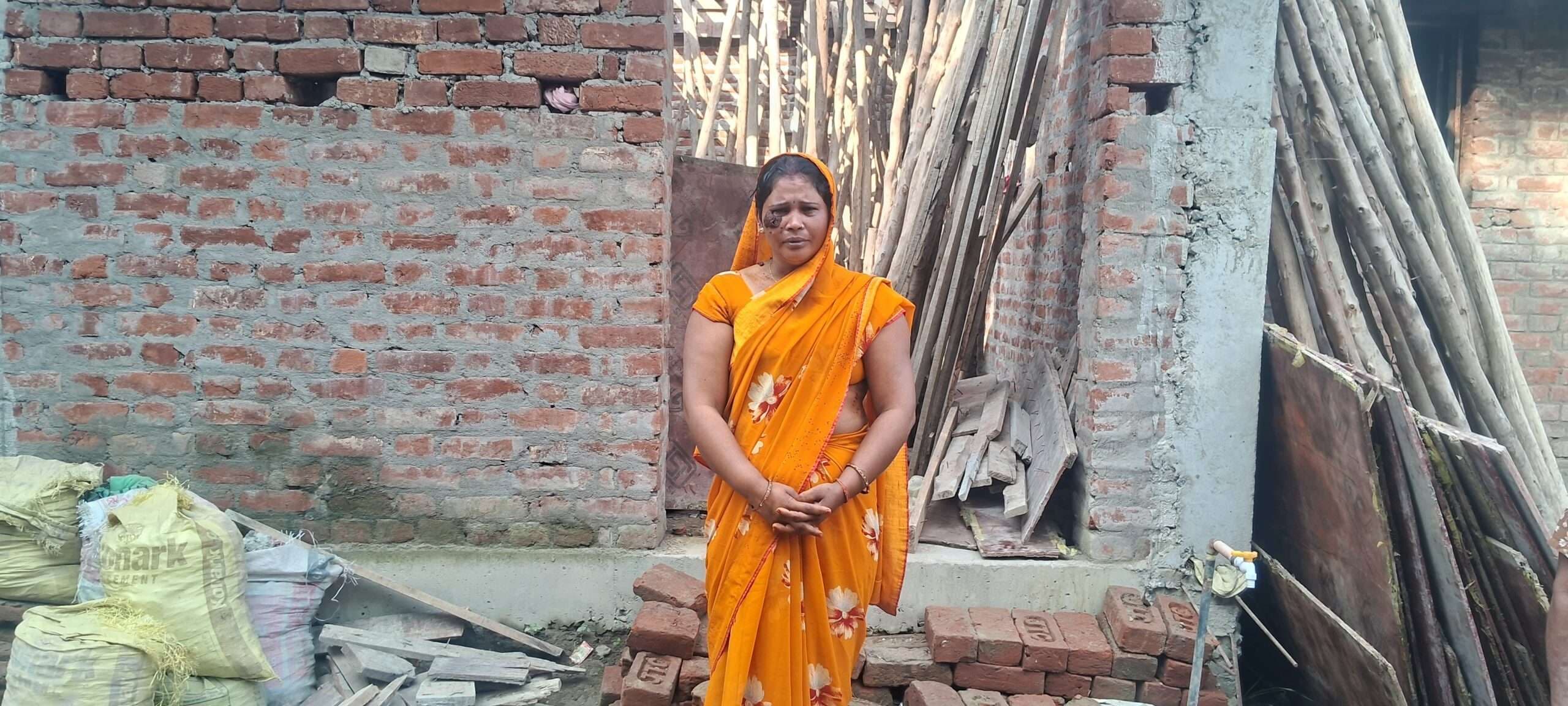 विजयीपुर में मकान का छज्जा निकालने को लेकर विवाद में मां-बेटों को पीटा