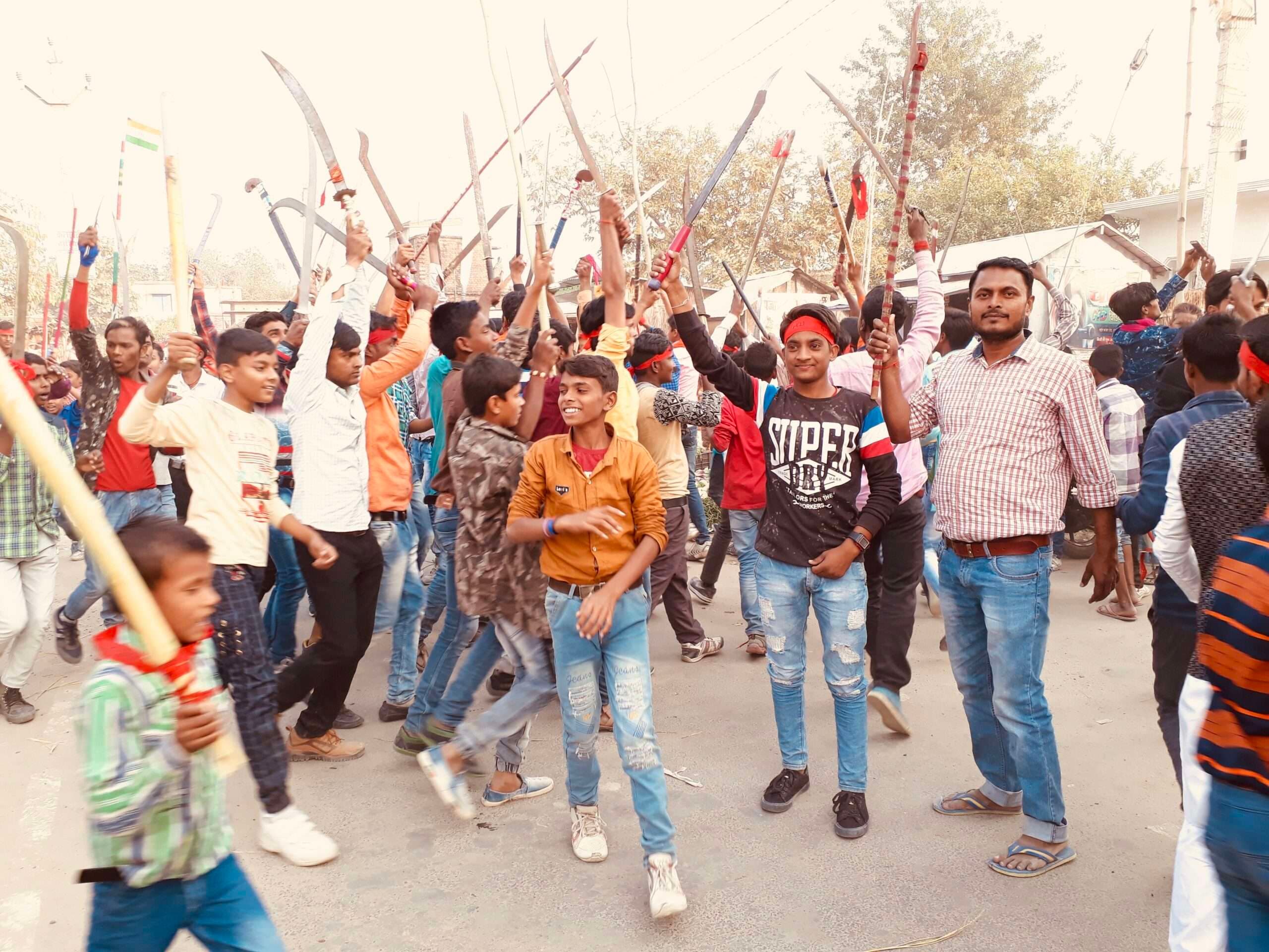 फुलवरिया के लकड़ी बाजार में हाथी-घोड़े के साथ निकला महावीरी अखाड़ा जुलूस