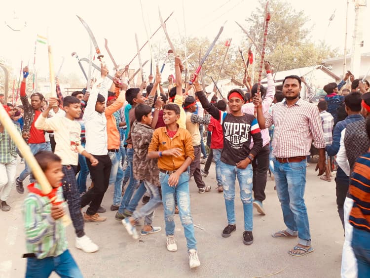 फुलवरिया के लकड़ी बाजार में हाथी-घोड़े के साथ निकला महावीरी अखाड़ा जुलूस
