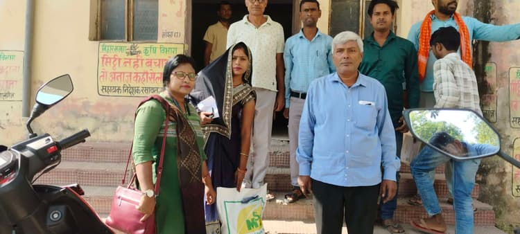 मांझा में इ-किसान भवन में बांटे गये उन्नत बीज, उमड़ी किसानों की भीड़