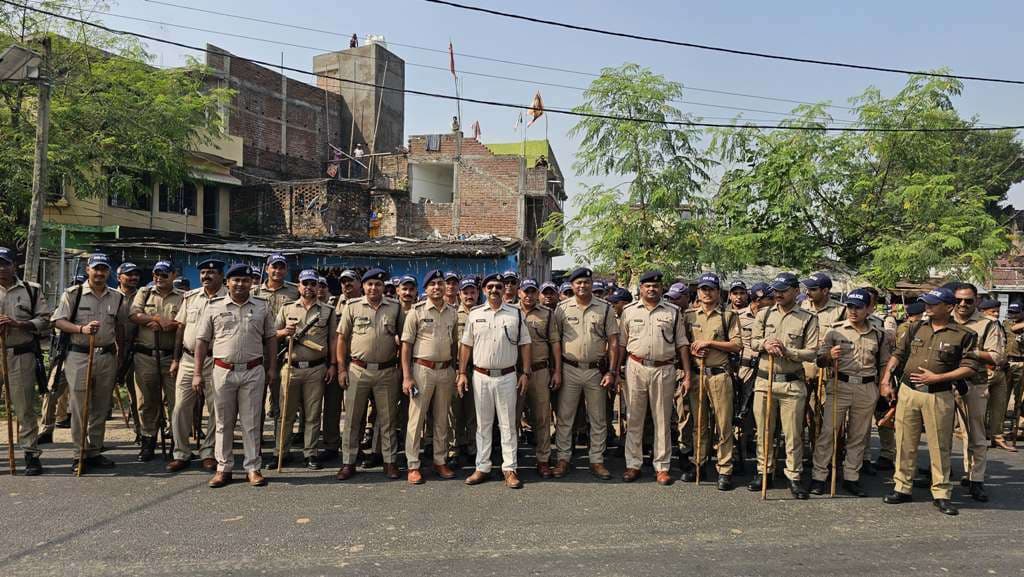 बाराहाट पुलिस ने किया फ्लैग मार्च