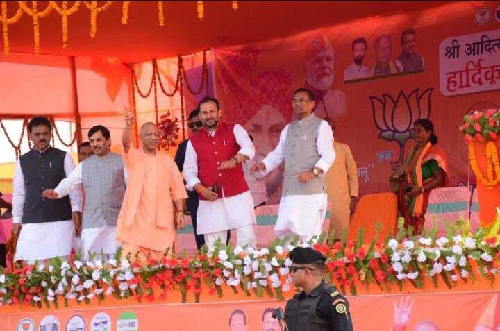 खानदानी लुटेरे कर रहे हैं झूठे वादे : योगी आदित्यनाथ