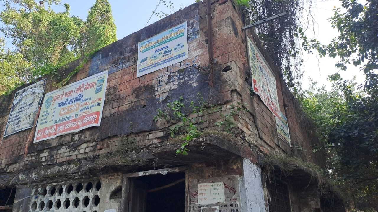 30 लाख प्रतिमाह राजस्व देने वाला सरकारी बस स्टैंड बदहाल, यात्री व कर्मी दोनों परेशान