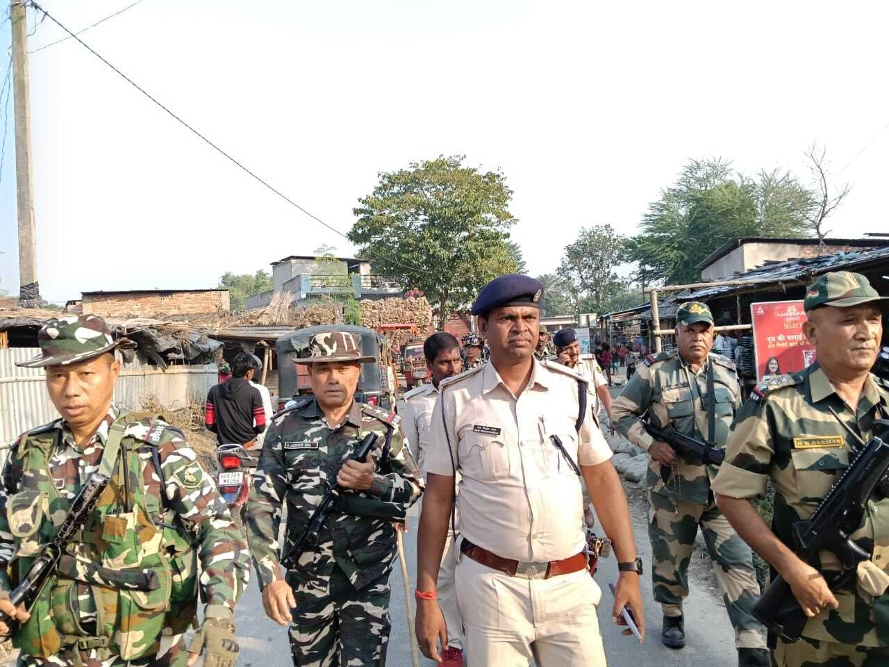 चुनाव को लेकर जदिया में निकाला गया फ्लैग मार्च