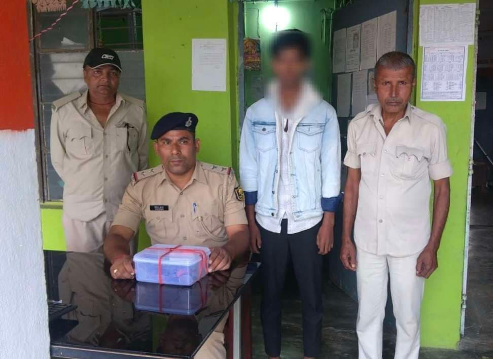 अवैध हथियार के साथ बदमाश गिरफ्तार, दूसरा फरार