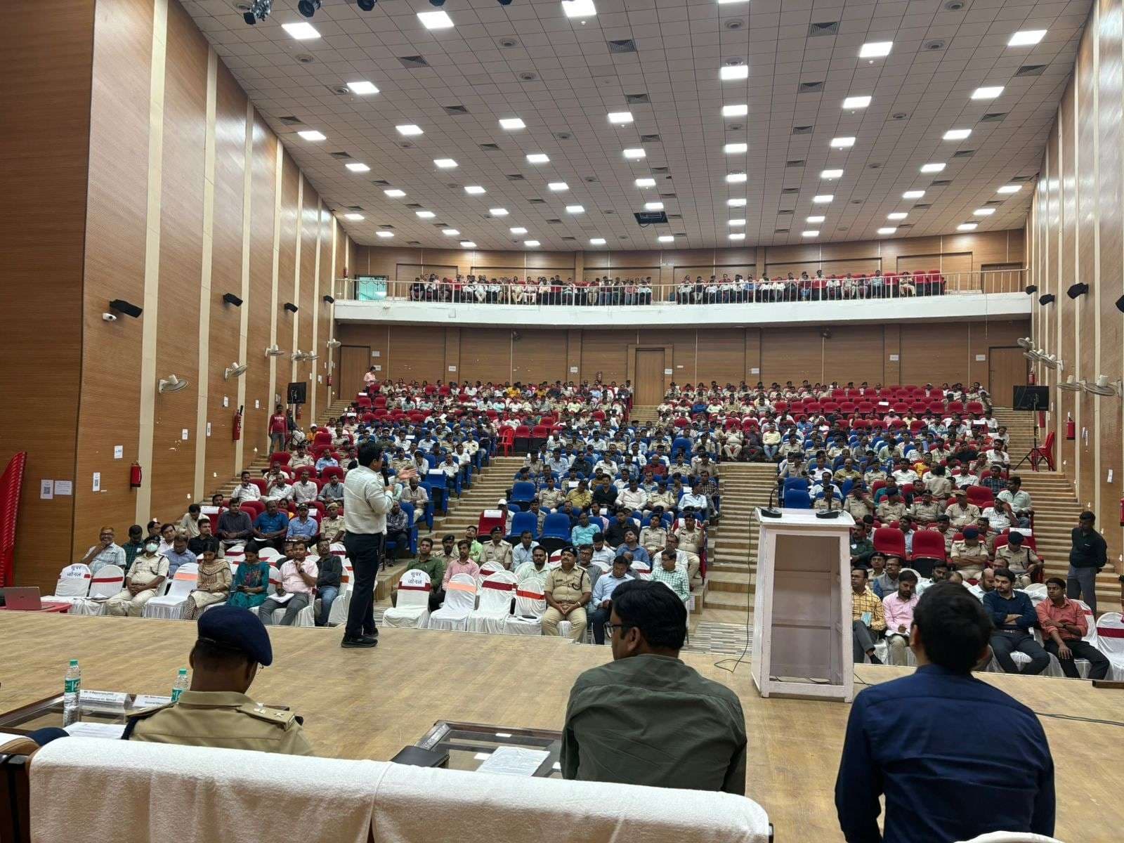 पूर्ण पारदर्शिता, निष्पक्षता व दक्षता के साथ संपन्न कराएं चुनाव : डीएम