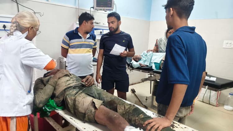 मैजिक वाहन की ठोकर से बाइक सवार युवक जख्मी, पटना रेफर