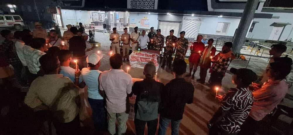 कैंडल मार्च के जरिये वोट देने की अपील