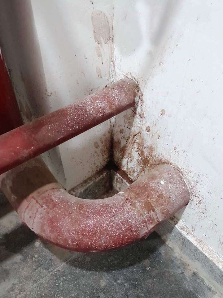 7. पान व गुटखा की पीक से धब्बेदार हो रहा मॉडल अस्पताल, कार्रवाई की तैयारी