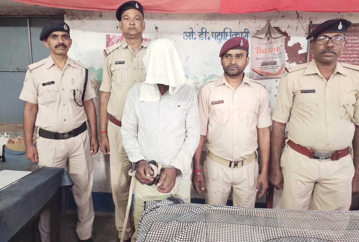 चोरी के तीन मोबाइल के साथ युवक गिरफ्तार