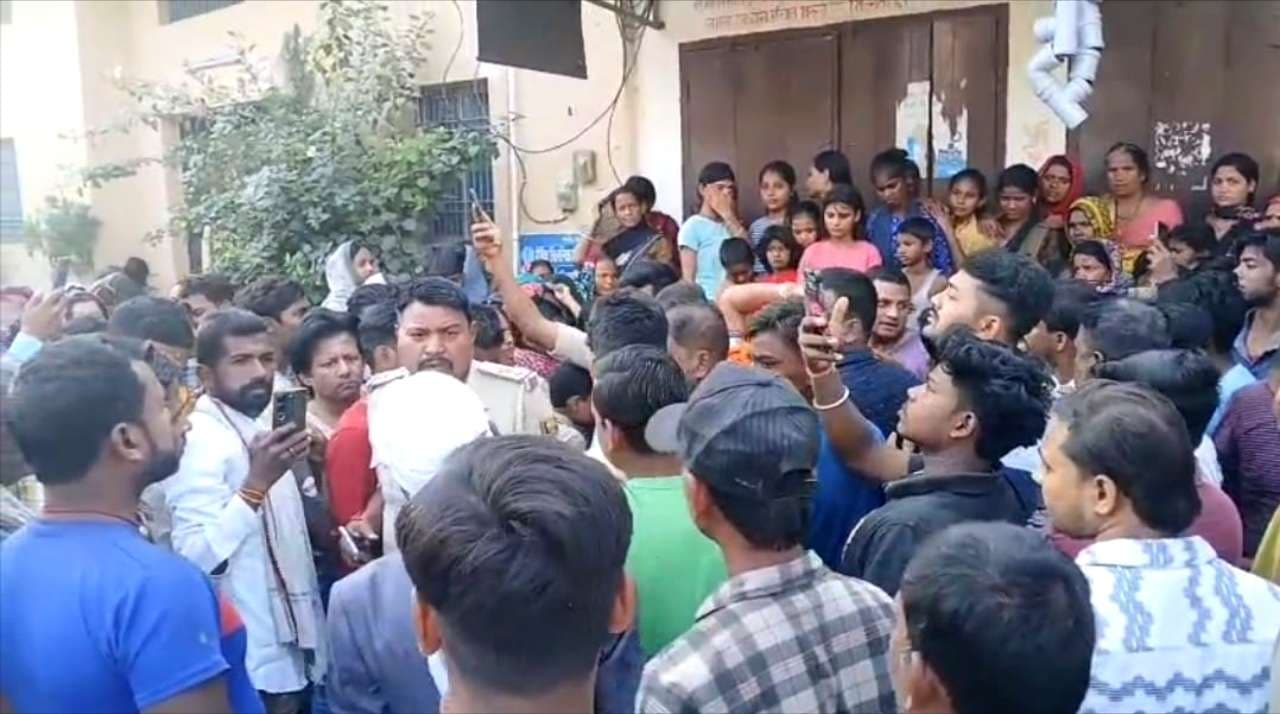 hajipur news. सड़क किनारे खेल रही बच्ची को ट्रक ने कुचला, मौत