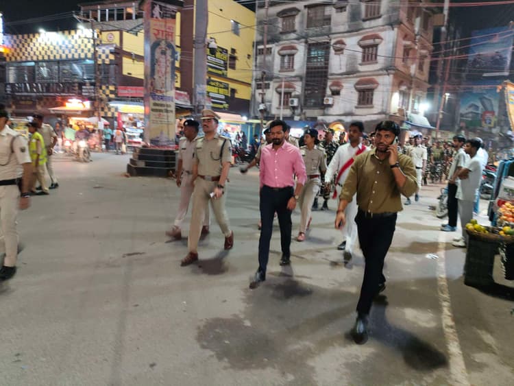 डीएम-एसपी के नेतृत्व में सुरक्षा बलों ने किया फ्लैग मार्च