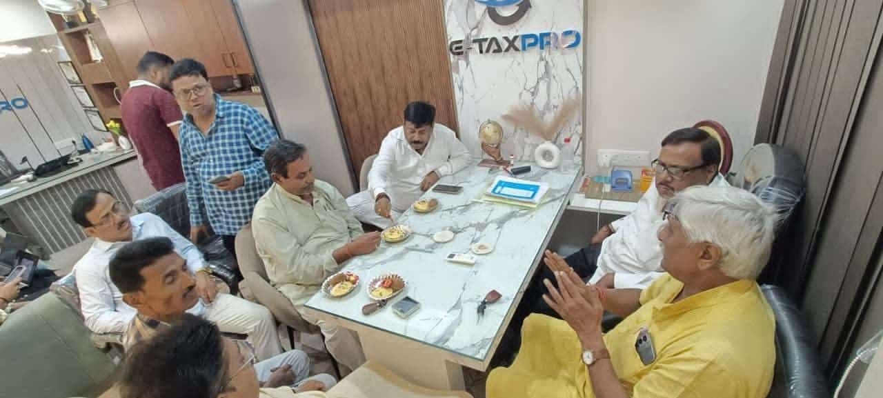 महागठबंधन प्रत्याशी के पक्ष में कांग्रेस कार्यकर्ताओं ने चलाया जनसंपर्क