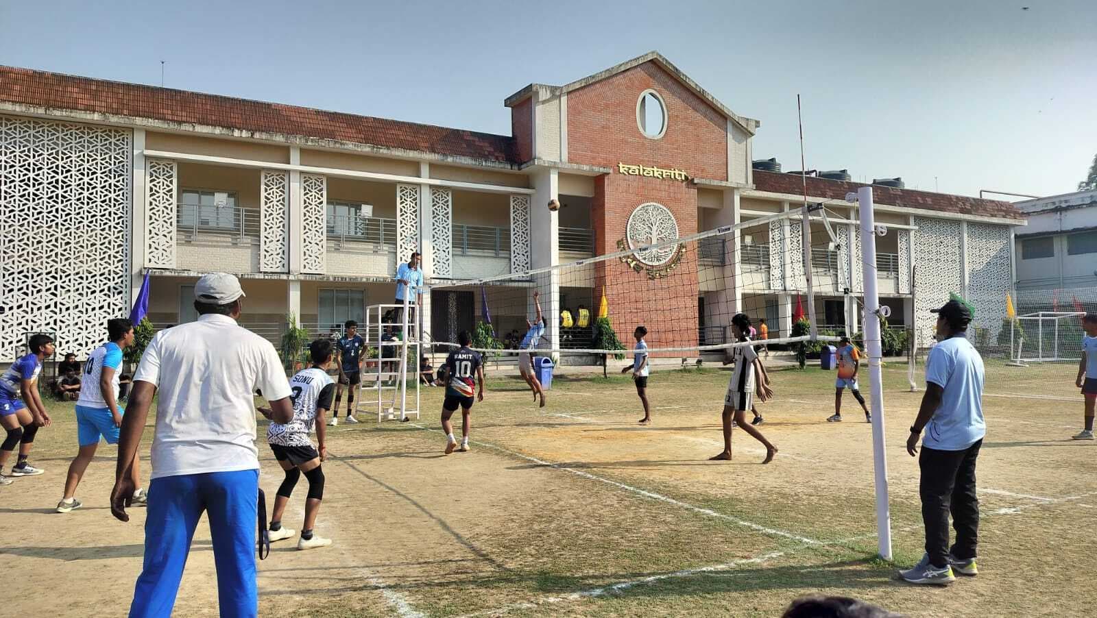 Jyoti inter school volleyball tournament : लोयोला व डीबीएमएस की टीम सेमीफाइनल में पहुंची