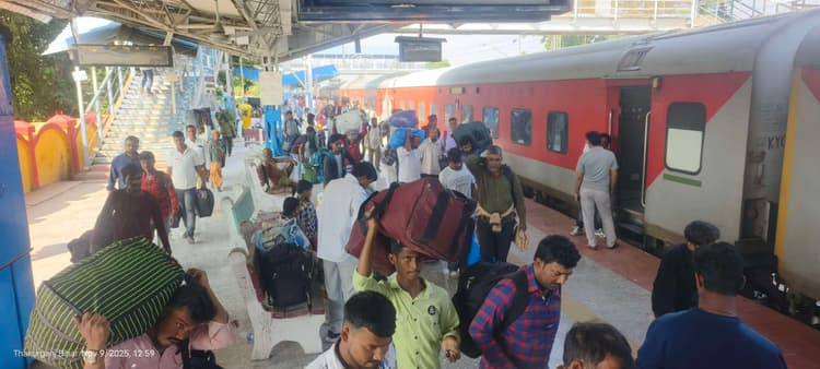 मतदान के लिए सैकड़ों किमी दूरी से पहुंच रहे प्रवासी मजदूर