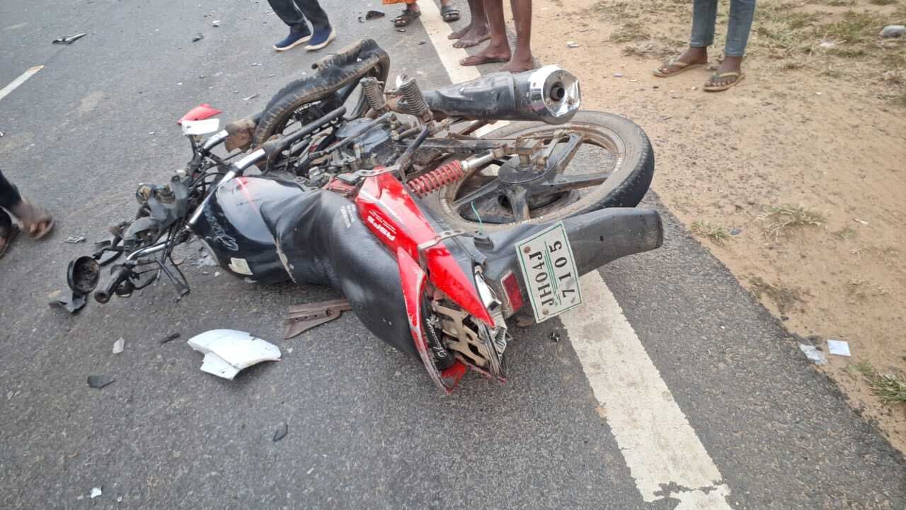 Accident: बाइक सवार दो युवकों की मौत, आक्रोशित ग्रामीणों ने किया घंटों सड़क जाम