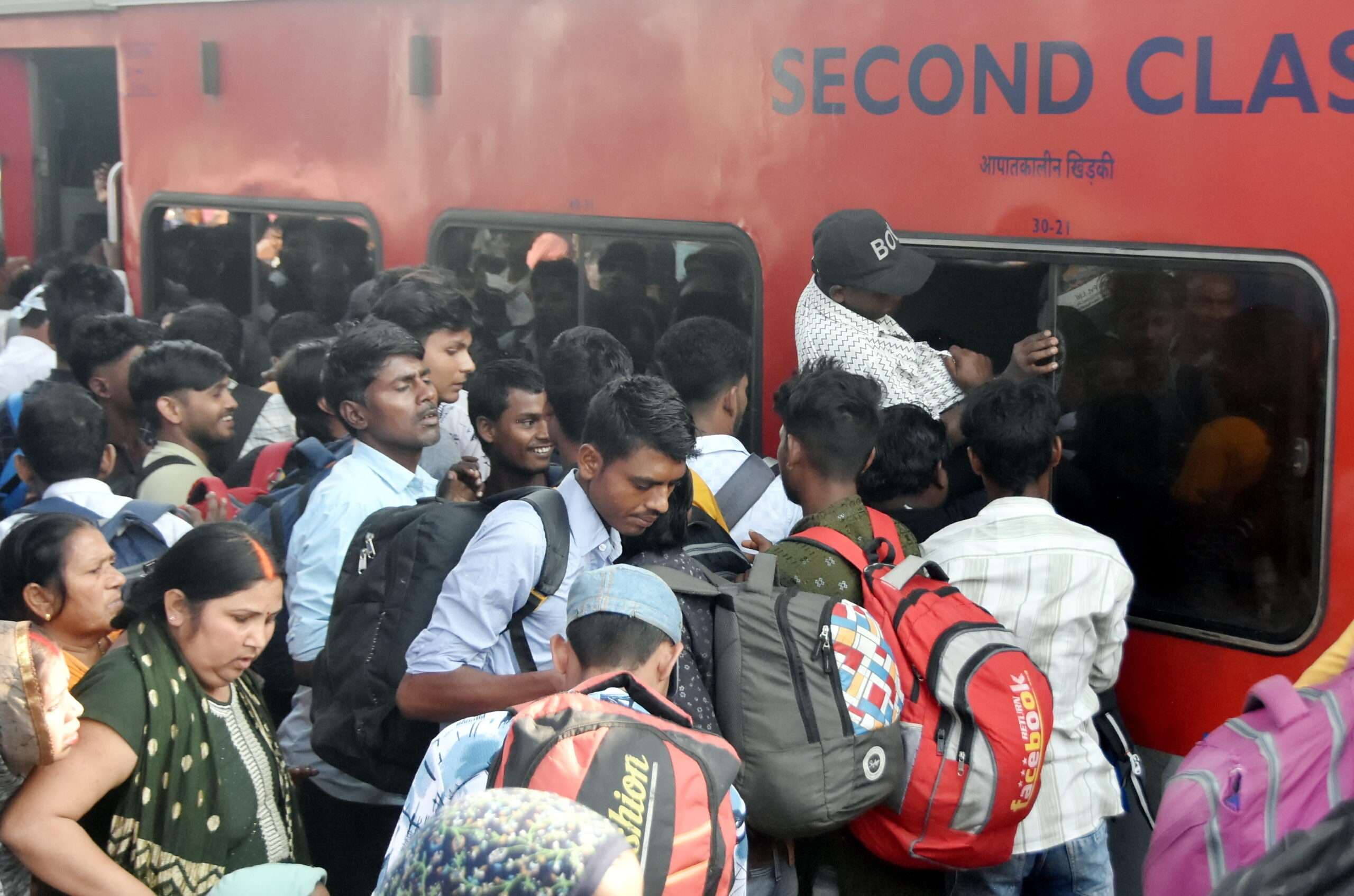 रेल यात्रा बनी ''कष्टदायक'': वंदे भारत सहित दर्जनभर ट्रेनें घंटों लेट, यात्री बेहाल