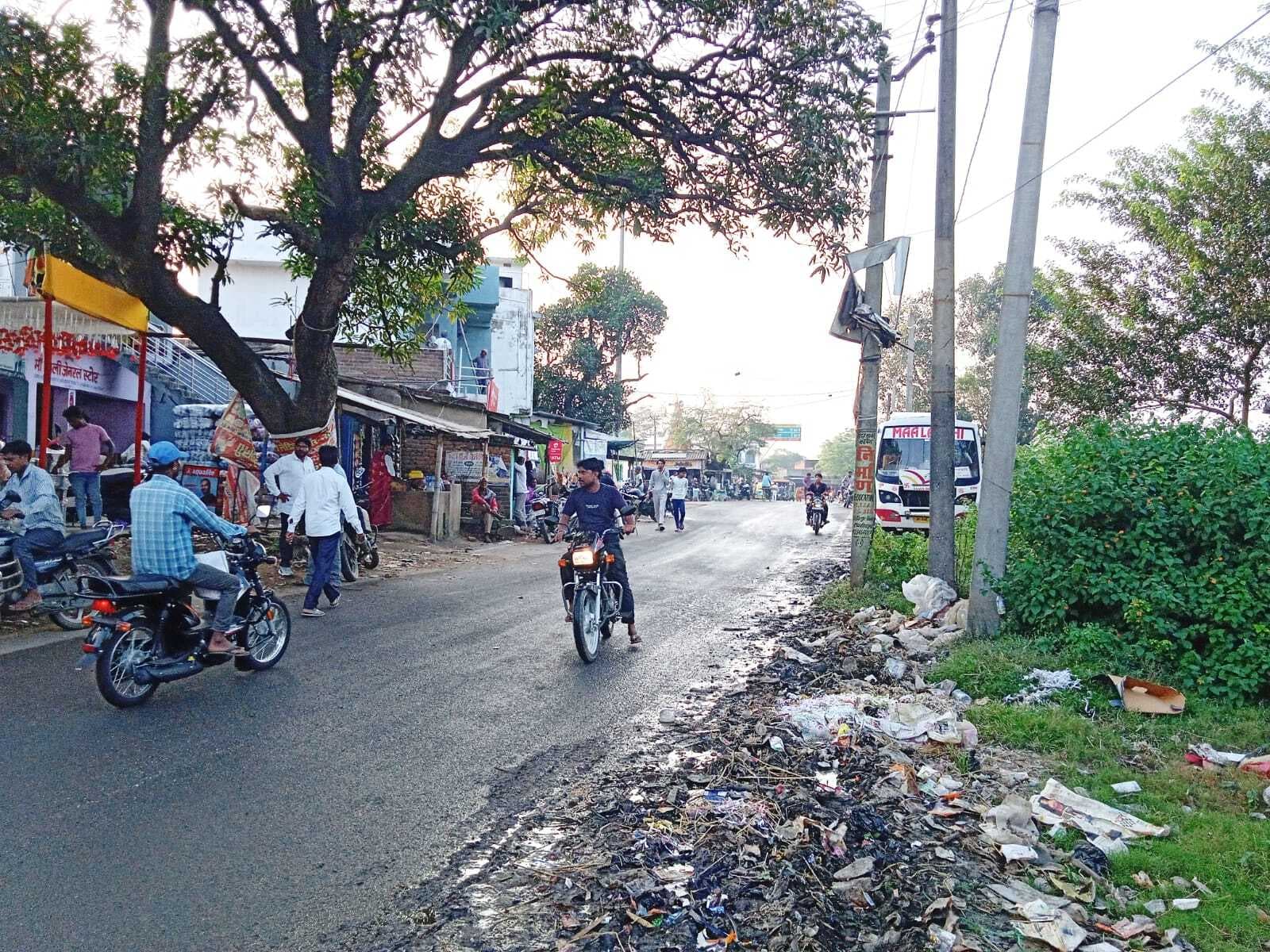 पोल व झूलते हाइटेंशन तार दे रहे है दुर्घटना को न्योता