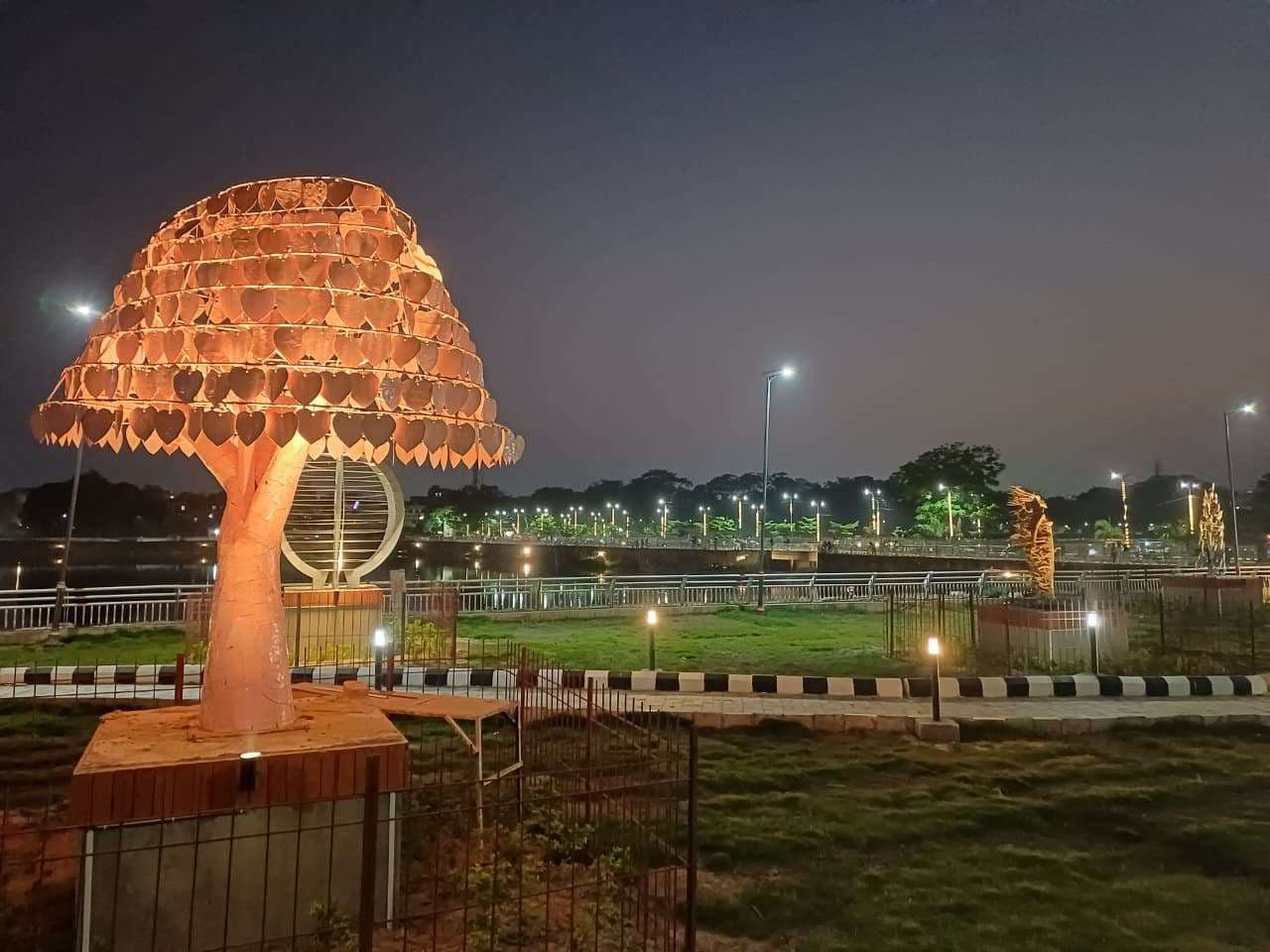 सिकंदरपुर मन में दिखने लगा खूबसूरत नजारा, नया सेल्फी प्वाइंट बना स्कल्पचर गार्डन