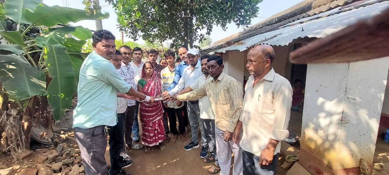 संघ सदस्यों ने दी दिवंगत शिक्षक की पत्नी को सहयोग राशि