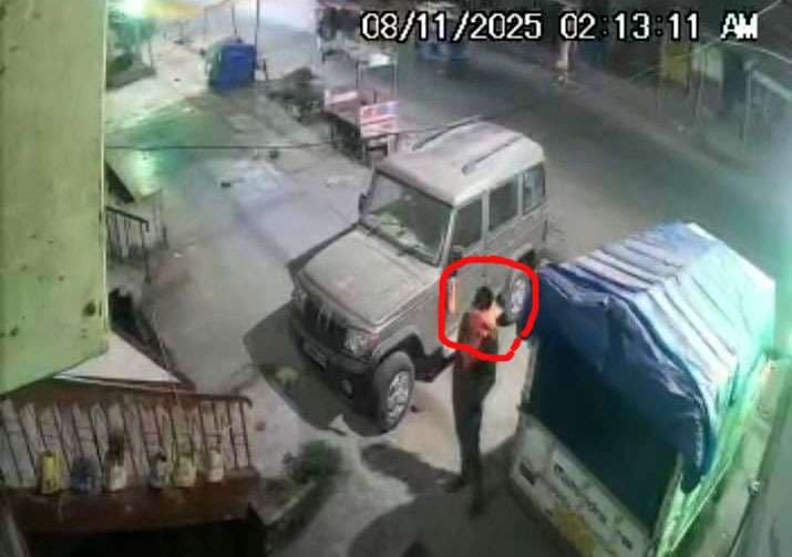 घर के समीप खड़ी बोलेरो हुई चोरी, सीसीटीवी में कैद हुई वारदात