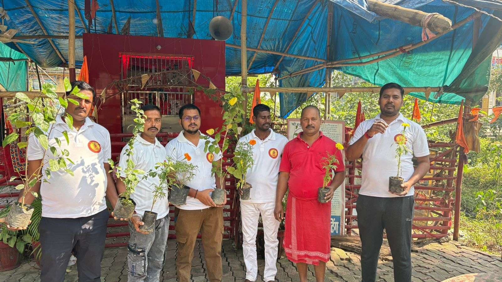 बाबा गणिनाथ सेवा टीम ने मंदिर परिसर में किया पौधरोपण