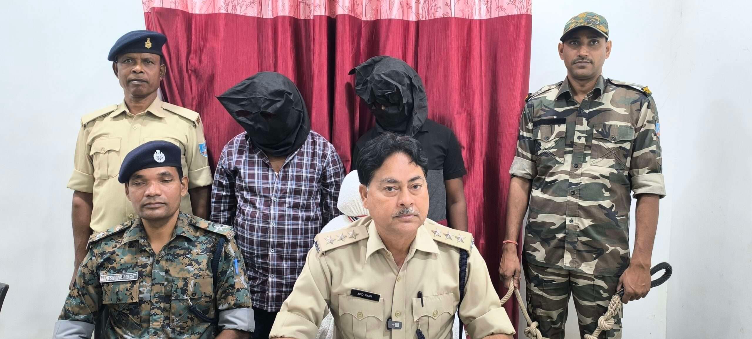 Giridih News :खंडोली के जंगल में बैठकर साइबर ठगी करते दो भाई पकड़ाये