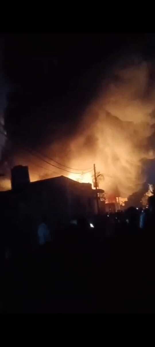 केला गोदाम में लगी आग, जले कैरेट