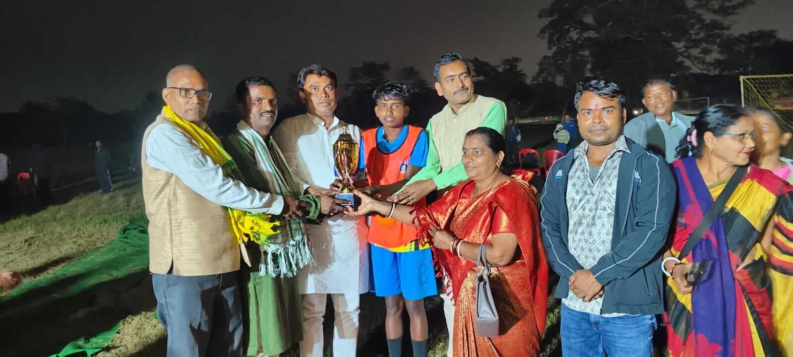 पुरुषों में सेमरटोली  व महिला वर्ग में स्टार वारियर्स चरदी की टीम विजयी