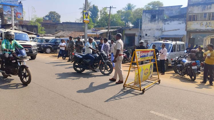 बिना हेलमेट के दोपहिया वाहन चालकों को हिदायत देकर छोड़ा