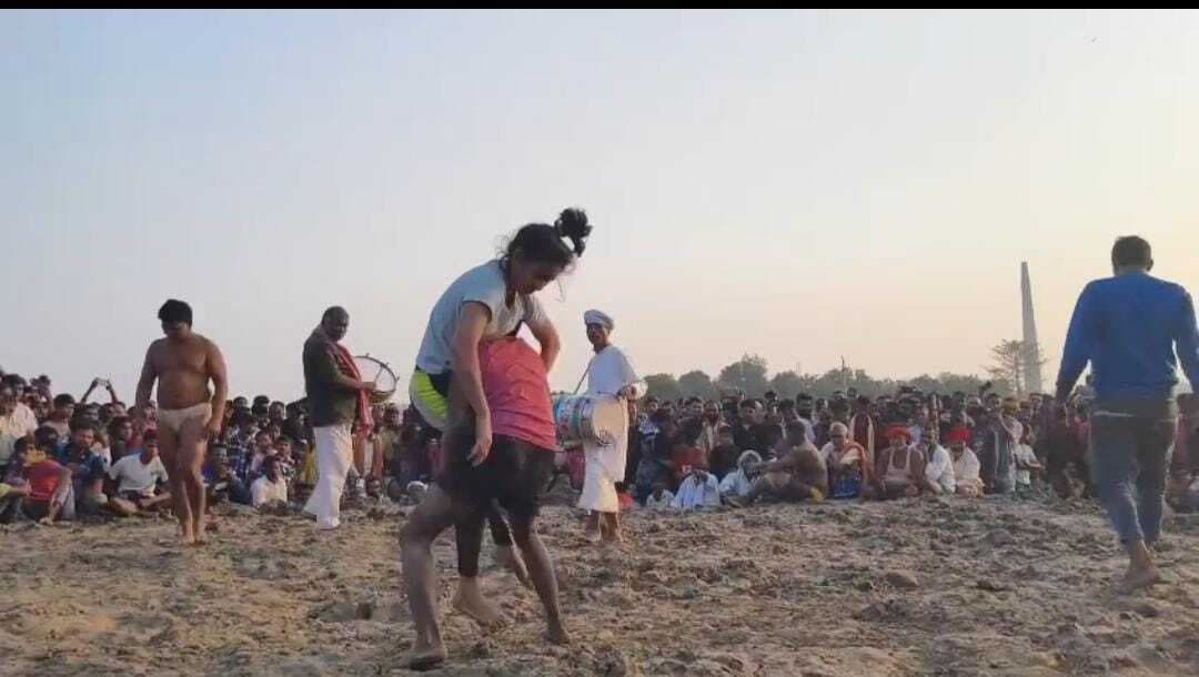 दंगल प्रतियोगिता में पहलवानों ने दिखाया  दांव-पेंच, देखने को उमड़ी भीड़